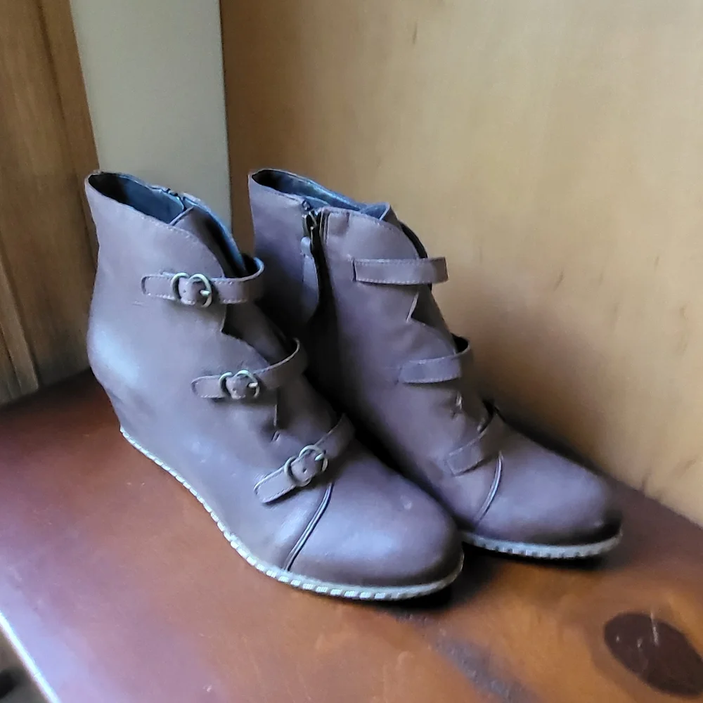 NEW Franco Sarto Leather Wedge Boots Size 9